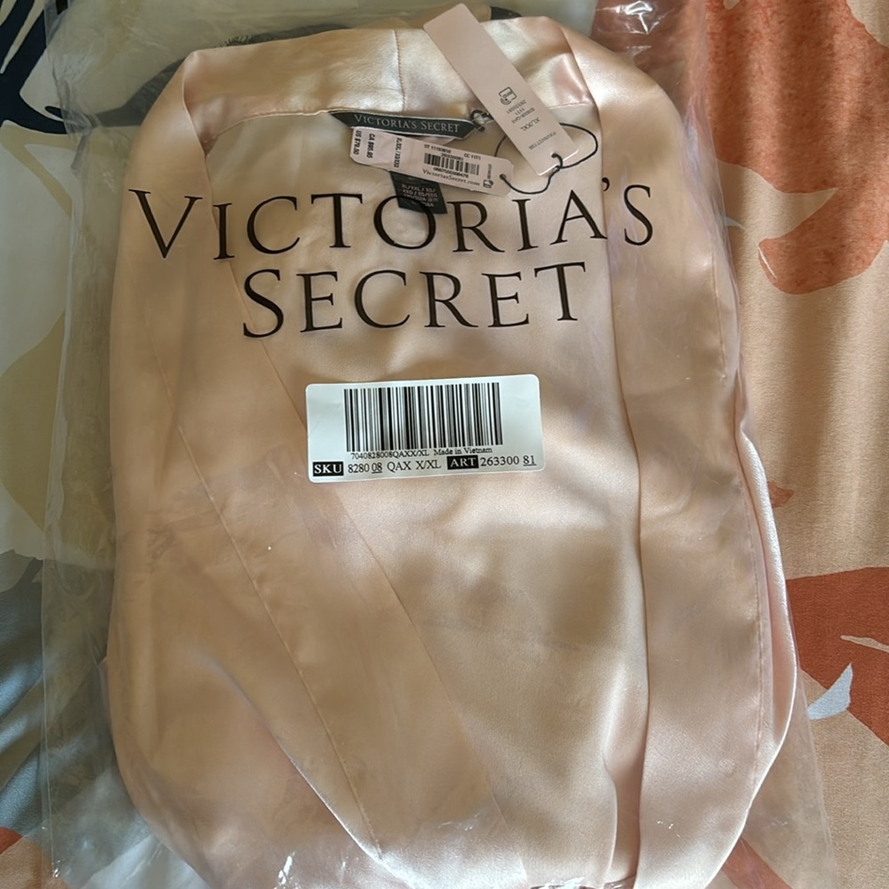 NEW Victoria’s Secret Robe With Black Lace Detail—Size XL- XXL - Picture 8 of 8